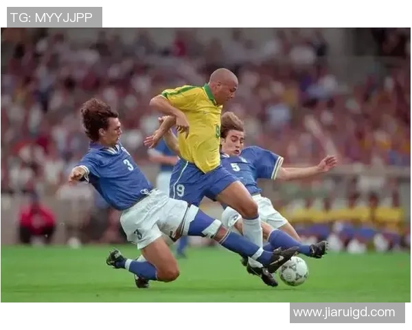 当足球巨星在绿茵场失落低头时展现出的孤独与无奈瞬间 当足球巨星在绿茵场失落低头时展现出的孤独与无奈瞬间