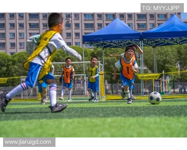 《从绿茵场到人生巅峰 足球球星背后的故事与传奇》